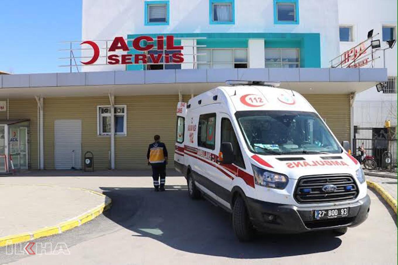 Otomobil seyyar kebapçı tezgâhına çarptı: 2 yaralı Otomobil seyyar kebapçı tezgâhına çarptı: 2 yaralı